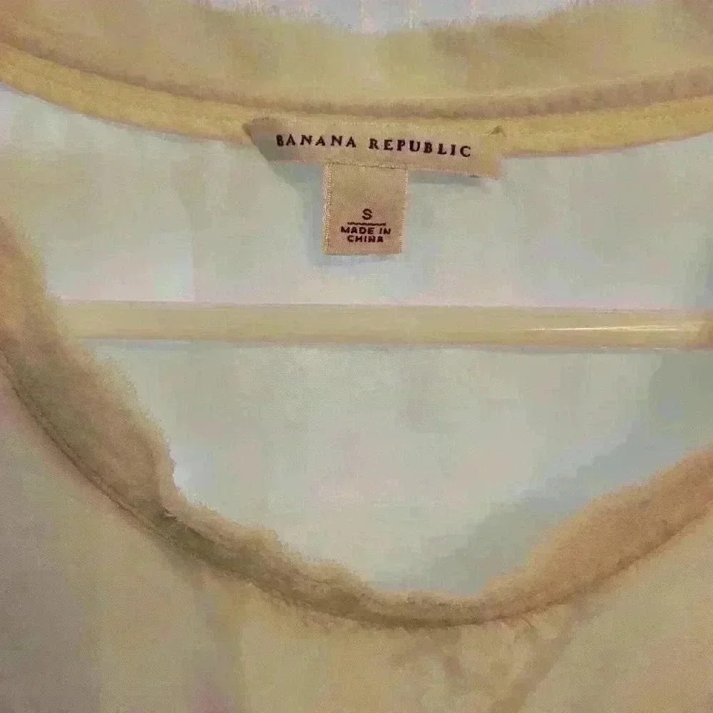 EUC women's Banana Republic 100% silk off- white top w/pocket, staple piece! $15 - Picture 2 of 4